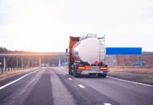 Rodzaje cystern w transporcie kołowym Cysterna na ulicy widziana od tyłu