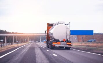 Rodzaje cystern w transporcie kołowym Cysterna na ulicy widziana od tyłu