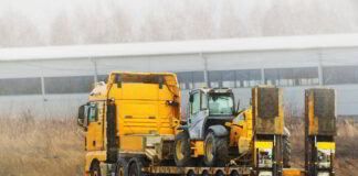 Jak mądrze dobrać pojazd do transportu maszyn budowlanych, przemysłowych?